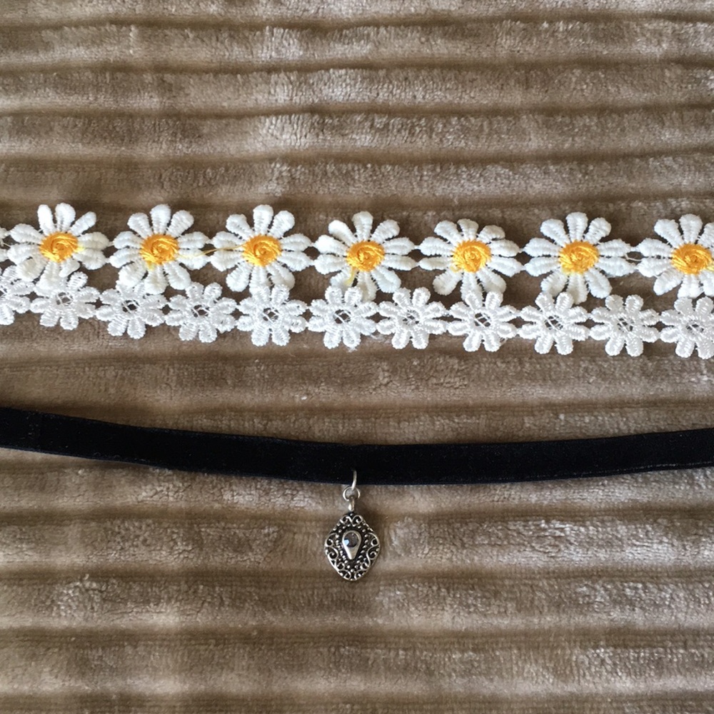 Bundle of 2 chokers - Flowers and velvet
